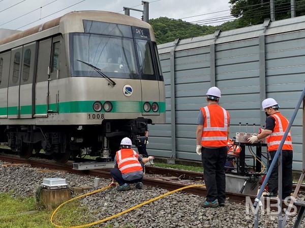 대전도시철도공사 직원들이 판암차량기지에서 열차탈선에 따른 비상 복구훈련을 실시하고 있다.