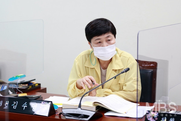 김수영 의원 아산시 여성기업 지원에 관한 조례안발의하고 취지를 설명하고 있다