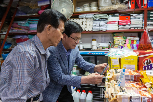 한 가게에 들러 모바일 상품권을 사용하고 있는 김돈곤 청양군수