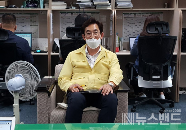 사진은 21일 대전시청 기자실에서 한선희 건설교통국장은 유성복합터미널 사업 무산에 따른 대전시의 입장을 밝히고 있다.