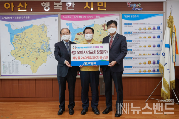 왼쪽부터 김도영 대표이사, 오세현 시장, 아산시기업인협의회 홍영준 사무국장