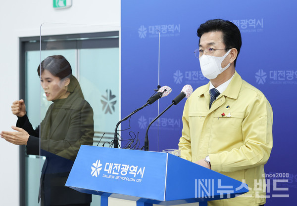 25일 오전 허태정 대전시장이 대전 중구에 위치한 비인가 선교학교 집단 감염에 대한 긴급 브리핑을 하고 있다.