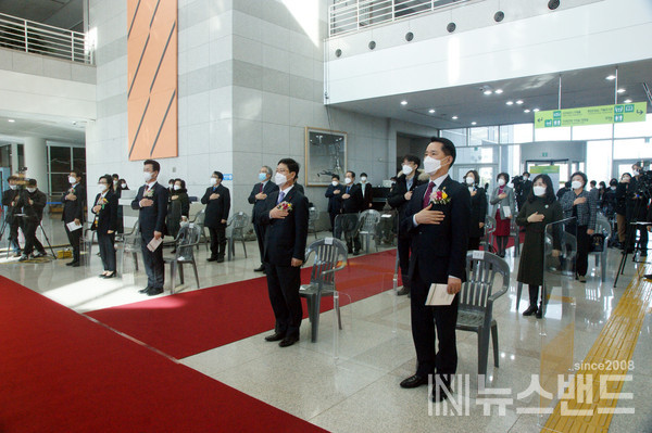 대전시사회서비스원 개원식에 참석한 내외빈들이 국민의례를 하고 있다.