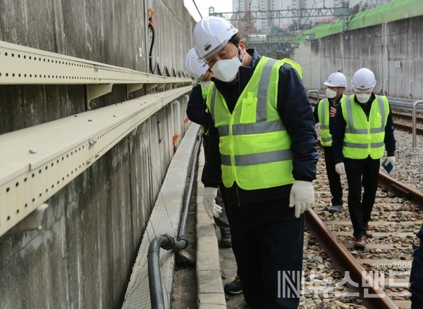 지난 24일, 대전도시철도공사 김인술 기술이사(사진 정면)와 간부직원들이 외삼차량기지에서 해빙기 안전점검을 실시하고 있다.