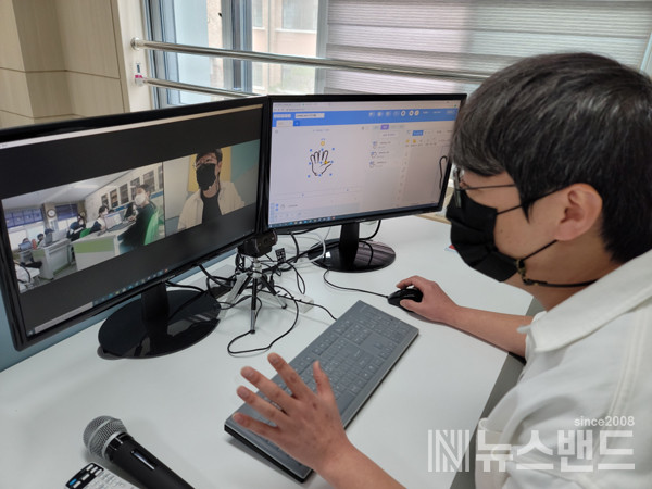 인공지능 블록과 화상캠을 컴퓨터에 학습시켜 가위바위보 게임을 제작하는 장면