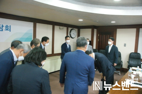 허태정 대전시장이 대전상의 회장단에게 인사를 하고 행사장 자리를 떠나고 있다.