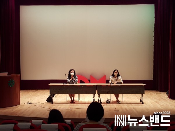 선승혜 관장(왼쪽)과 우리원 학예연구사가 기자들의 질문을 받고 있다.