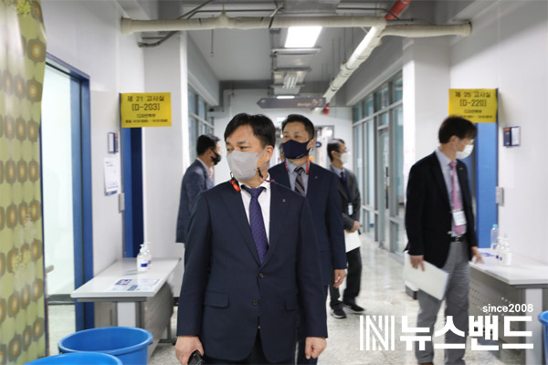 천안캠퍼스 실시고사장을 점검하는 홍성태 총장