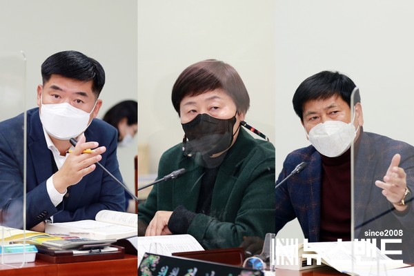맹의석의원, 김수영의원, 전남수의원이 2022년 주요업무 계획보고를 청취하고 추진상황을 점검하며 대안을 제시하고 있다.