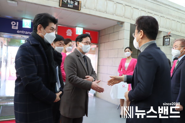 허태정 시장이 대전도시공사 직원 및 행사 관계자들과 인사를 나누고 있다.