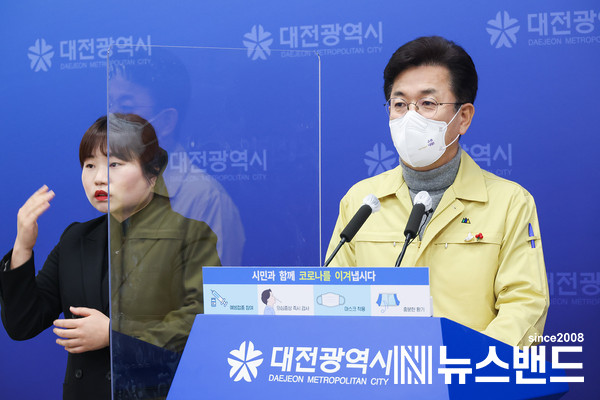 14일 허태정 대전시장이 대전시청 브리핑룸에서 사회적 거리 4단계 연장을 발표하고 있다.