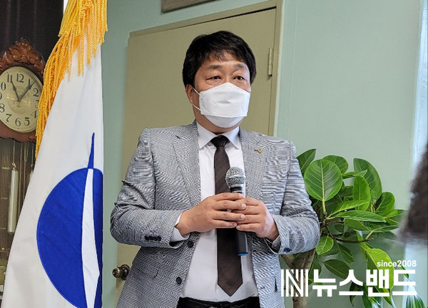 한국기자협회 대전세종충남 황윤성 신임 회장이 목요언론인클럽 회원들에게 인사를 하고 있다.