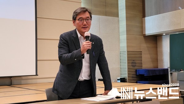 이종익 대전시 트램정책과장이 대전도시철도 2호선 추진과 관련해 대전시의 입장을 밝히고 있다.
