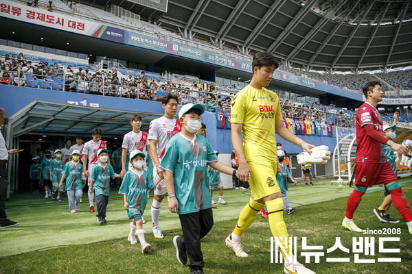 계룡건설 임직원 및 가족 300여 명이 ‘계룡건설 브랜드데이’를 통해 지역의 시민구단인 대전하나시티즌 경기를 관람하며 응원했다.