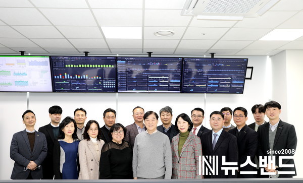 한국건강관리협회는 IT 성능 관리 시스템을 구축 완료하고, 본격 가동을 시작했다.한국건강관리협회 김인원 회장(앞줄 좌측에서 다섯 번째), 이은희 사무총장(앞줄 좌측에서 네 번째)