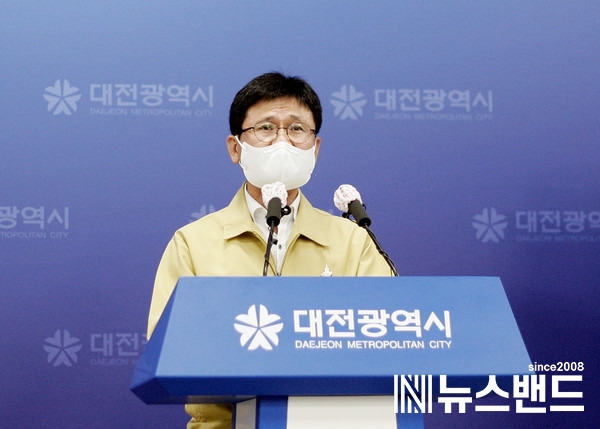 16일 오후 대전시청 브리핑룸에서 오광열 대전시교육청 기획국장이 대전시와 합동 기자회견을 열고 코로나19 감염확산 차단 강화조치를 발표하고 있다.