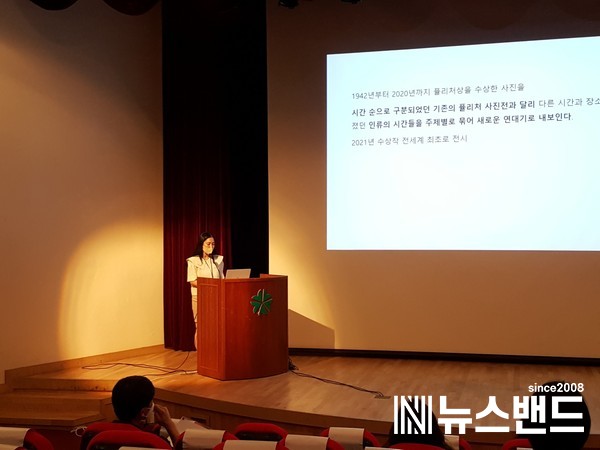 대전시립미술관 우리원 학예연구사가 전시 기획 의도와 작품에 대해 설명하고 있다.