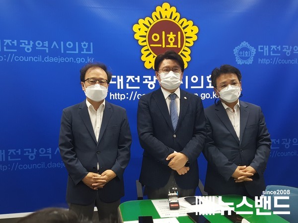 13일 대전시의회 기자실에서 황운하 의원이 기자회견을 진행하고 있다. 사진=뉴스밴드