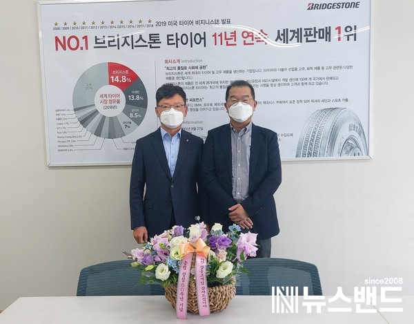NH농협은행 신탄진금융센터 홍기환 센터장(왼쪽), (주)온누리타이어 박재현 대표