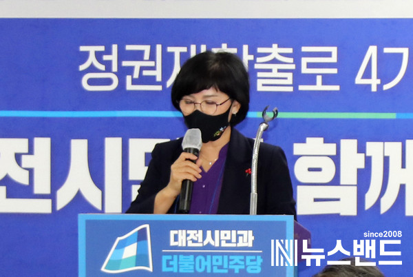 김인식 대전시의원이 이재명 더불어민주당 대선 후보를 대신해서 축사를 대독하고 있다.(사진제공=더불어민주당 대전시당)
