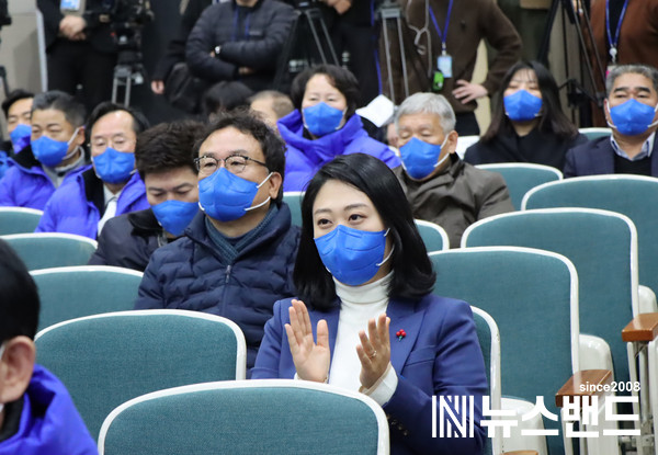 8일 대전 중구 기독교봉사회관에서 열린 더불어민주당 대전시당 선대위 출범식에 참석한 서다운 서구의원이 박수를 치고 있다.