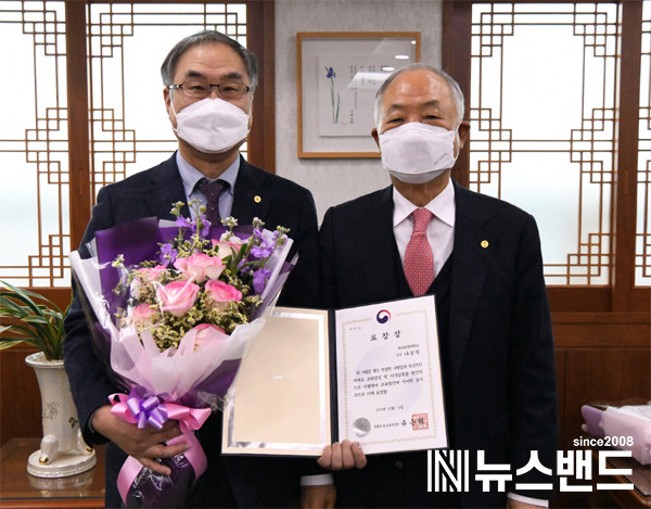왼쪽부터 나성식 교수, 장택현 대학혁신위원장
