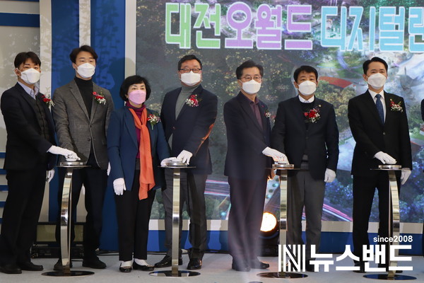 사진 왼쪽부터 대전시의회 우승호, 박수빈, 박혜련, 홍종원, 이광복, 김찬술 의원과 권중순 의장이 착공 버튼을 누르고 있다.