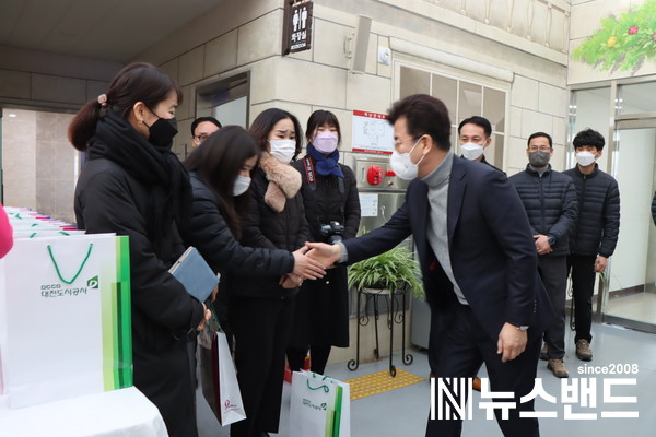 허태정 시장이 대전도시공사 직원 및 행사 관계자들과 인사를 나누고 있다.