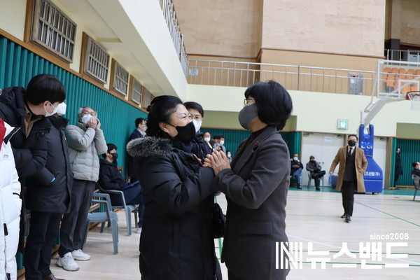 김인식 시의원(오른쪽)이 지역주민들에게 안부를 묻고 있다.
