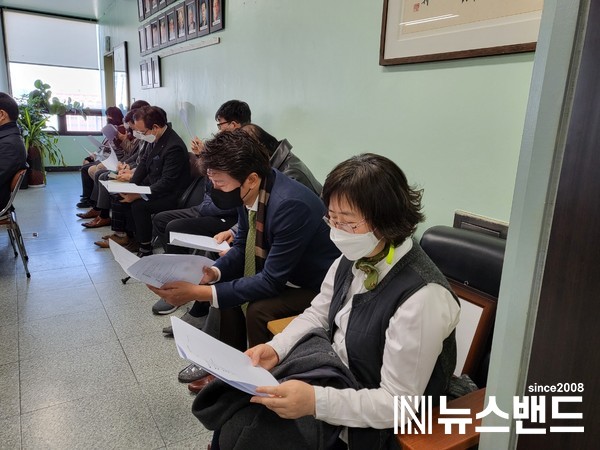 신입회원 김의화 중도일보 편집위원(맨 오른쪽)이 회의 순서지를 보고 있다.