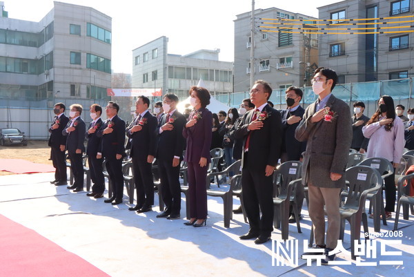 대전창업열린공간 조성공사 기공식에서 내외빈들이 국민의례를 하고 있다.