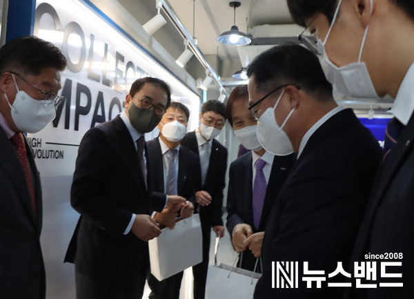 조용병 신한금융그룹 회장이 준비한 선물을 이장우 대전시장에게 전달하고 있다.