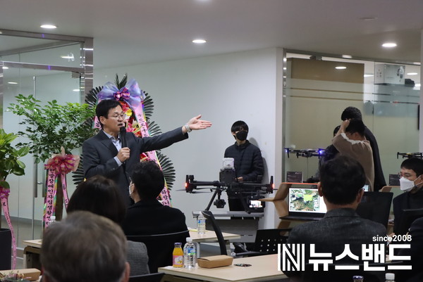 우현호 드론디비젼 대표(대덕대 겸임 교수)가 행사장에 배치된 드론을 가리키며 드론구조봉사단 활동 방안에 대해 설명하고 있다.