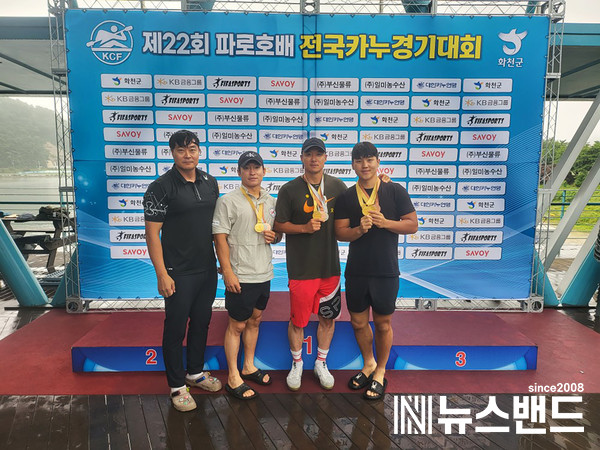 ‘제22회 파로호배 전국카누경기대회’에서 총 7개 메달을 따냈다(왼쪽부터 박민호 감독, 나재영, 신동진, 최지성 선수)