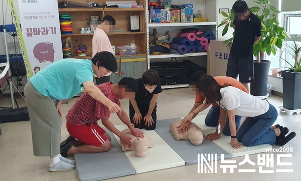 지난 8일 열린 대한구조협회 소속 안전교육 강사의 심폐소생술 교육 모습