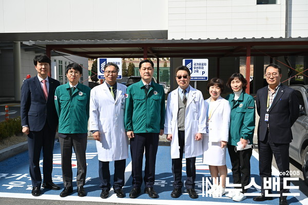 이희완 국가보훈부 차관(좌측에서 네 번째), 김건식 홍성의료원 원장(좌측에서 다섯 번째), 서정미 충남서부보훈지청장(좌측에서 여섯 번째)